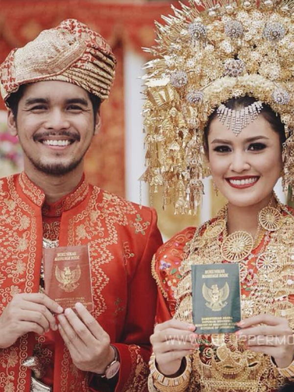 Mario Irwinsyah dan Ratu Anandita menunjukkan buku nikah yang sudah ditandatangani masing-masing. (Instagram @marioirwinsyah)