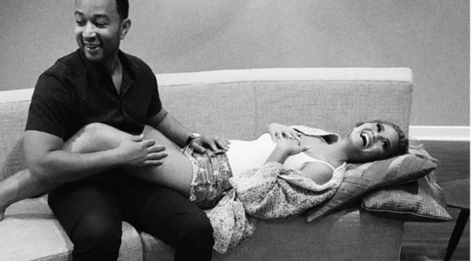 Istri penyanyi John Legend mengumumkan kehamilan yang dinantinya selama bertahun-tahun. (Foto: instagram.com/chrissyteigen/)