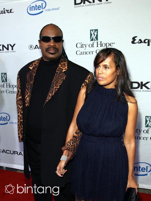 Stevie Wonder dan Kai Millard Morris (AFP/Bintang.com)