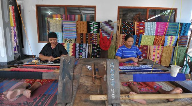 Perajin menenun kain songket menggunakan peralatan tradisional di sentral kerajinan songket Patuh, Desa Sukarara, Lombok Tengah, Selasa (13/10). Desa Sukarara menjadi salah satu penghasil kain tenun khas suku Sasak, Lombok. (Liputan6.com/Gempur M Surya)