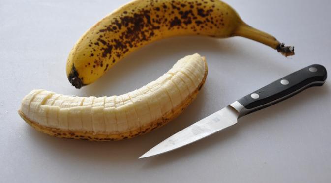 Potong pisang dengan ukuran 1 cm. (Via: spoonuniversity.com)