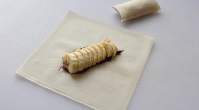 Letakkan pisang di atas selai cokelat. (Via: spoonuniversity.com)