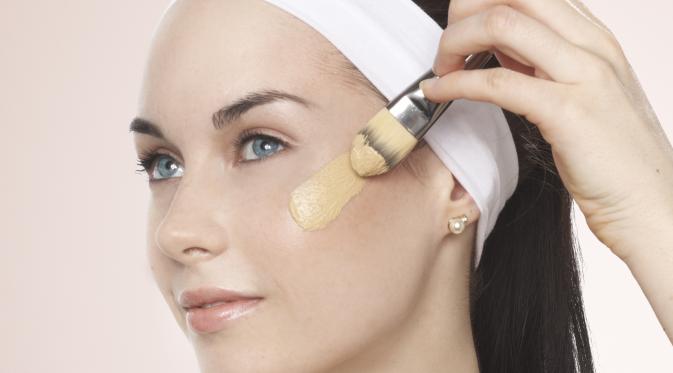 7 Produk Makeup yang Wajib Kamu Bawa | via: blogcdn.com