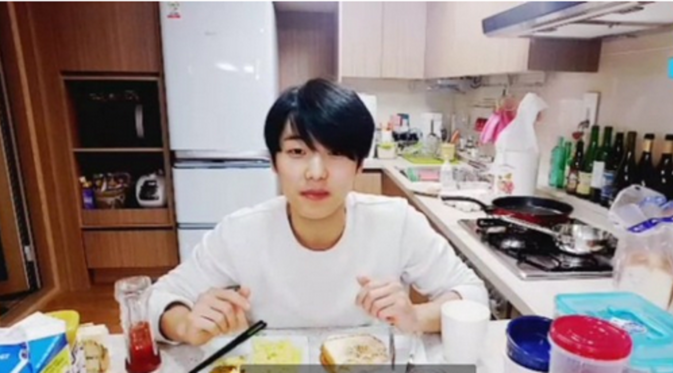 Kang Min Hyuk `CNBLUE` saat menunjukkan kemahirannya membuat makanan lezat dengan bahan mudah.