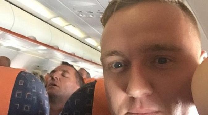 Brendan Rodgers terlihat sedang tertidur saat melakukan perjalanan menuju Malaga (Daily Mail)