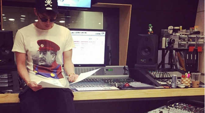 Kesibukan Jun.K menggarap lagu untuk album solo keduanya,  Love Letter [foto: Instagram]