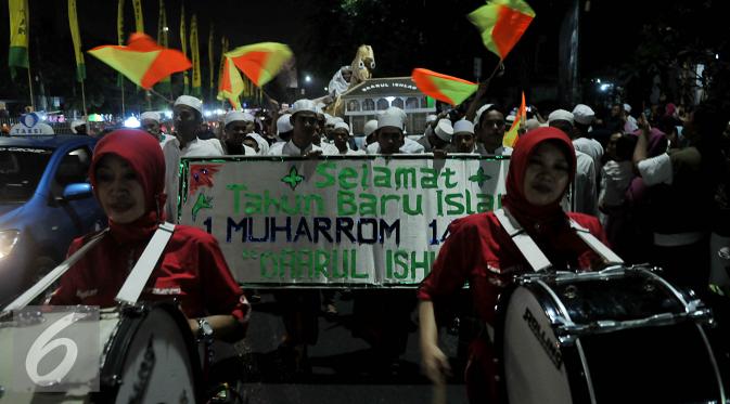 Pawai meriah malam tahun baru Islam di kawasan Buncit Raya, Jakarta, Selasa (13/10/2015). Pawai ini dalam rangka menyambut tahun baru 1 Muharram 1437 Hijriah pada Rabu 14 oktober 2015. (Liputan6.com/Johan Tallo)