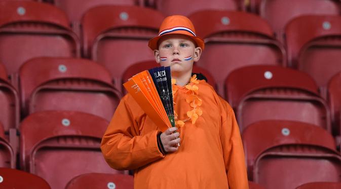 Seorang pendukung Belanda tampak murung menyaksikan kegagalan De Oranje lolos ke Piala Eropa 2016 usai takluk dari Ceska 2-3 di Stadion Amsterdam Arena, Belanda, Rabu (14/10/2015). (AFP Photo/Emmanuel Dunand)
