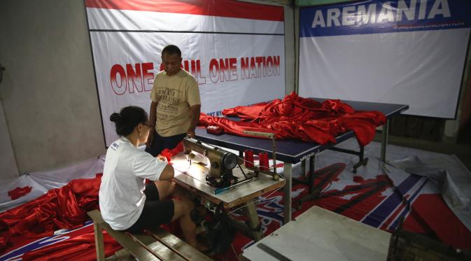 Aremania mengusung semangat kesatuan suporter untuk sepakbola Indonesia merancang dan membuat bendera Merah-Putih terbesar di dunia bertempat di Lapangan Futsal Semeru, Tangerang, Selasa (13/10/2015). (Bola.com/Nicklas Hanoatubun)