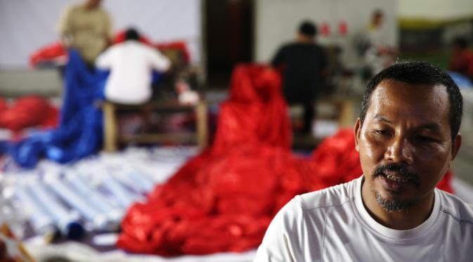 Sam Budi Semar, penanggung jawab pembuatan bendera Merah Putih terbesar di Dunia bertempat di Lapangan Futsal Tangerang, Selasa (13/10/2015). (Bola.com/Nicklas Hanoatubun)