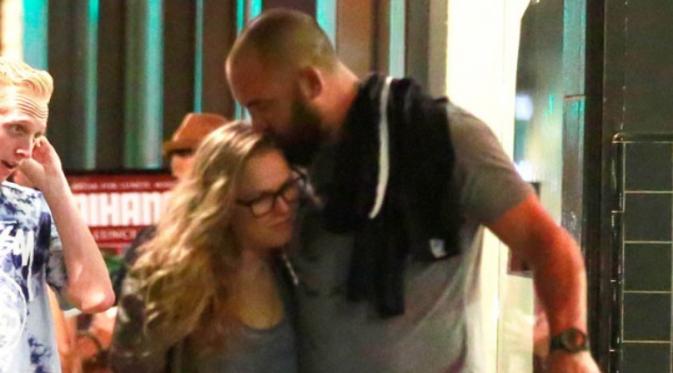Pegulat UFC, Ronda Rousey, berjalan-jalan bersama kekasihnya, Travis Browne, di California, Amerika Serikat, beberapa waktu lalu. (E! Online)