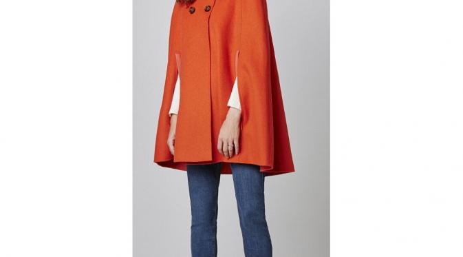 Anggun dengan cape blazer oranye/Dailymail