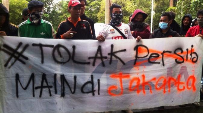 Jakmania menggelar unjuk rasa menyatakan penolakan atas rencana final Piala Presiden di Jakarta. Unjuk rasa di lakukan di depan Hotel Century Park, Jakarta. (Bola.com/Tengku Sufiyanto)