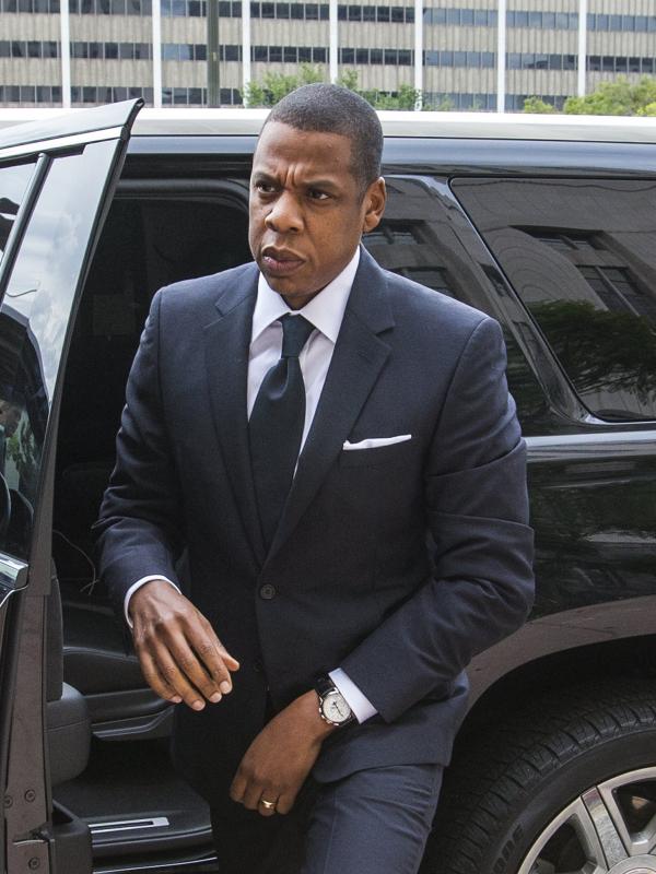 Penyanyi rap, Jay Z turun dari mobilnya begitu tiba di pengadilan Los Angeles untuk menjadi saksi kasus gugatan hak cipta atas lagu hitnya yang populer pada 1999, Big Pimpin, California, Rabu (14/10/2015). (REUTERS / Mario Anzuoni)