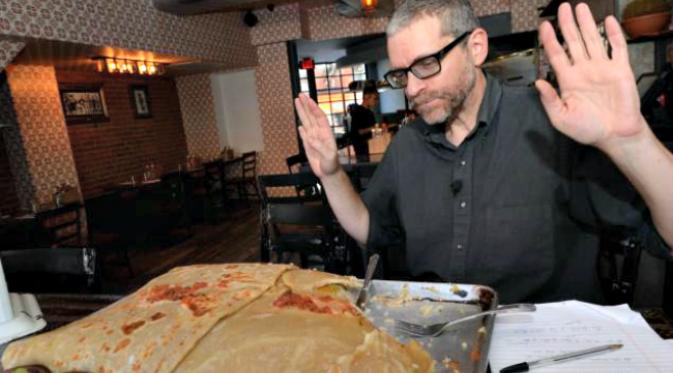 Pengusaha restoran Mexico ini menawarkan sebagian kepemilikan usaha restorannya kepada peminat yang mampu menghabiskan burrito raksasa. (New York Daily News)