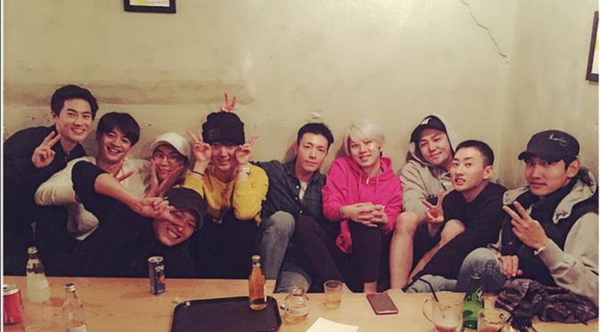 Acara perpisahan sebelum Eunhyuk wamil di kafe milik Yesung [foto: instagram/yesung1106]