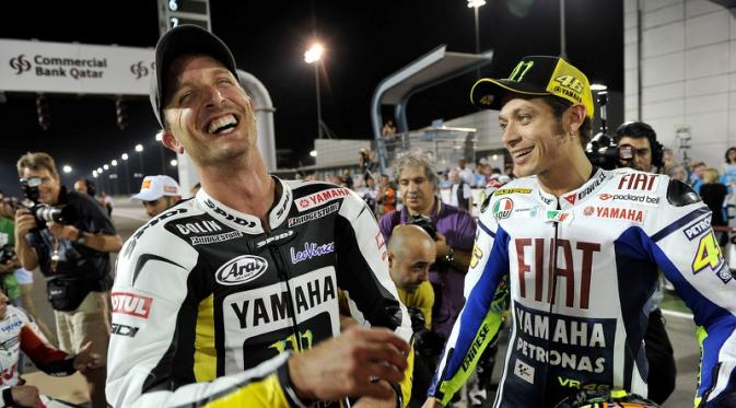 Valentino Rossi (kanan) dan Colin Edward pernah jadi rekan setim di Yamaha. (Motosport)
