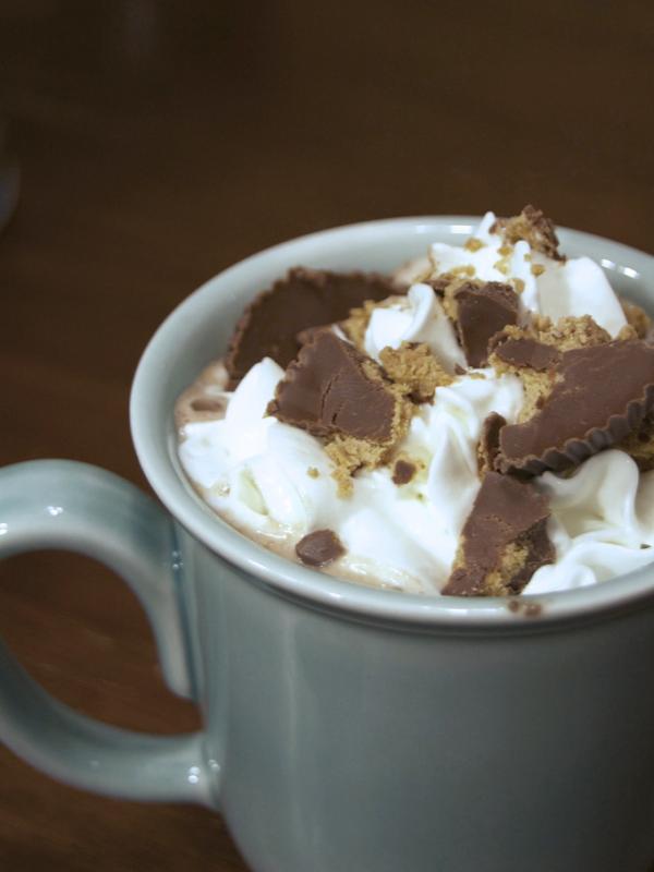 Peanut Butter Hot Chocolate: tambahkan whipped cream dan kue cokelat selai kacang di atasnya. (Via: spoonuniversity.com)