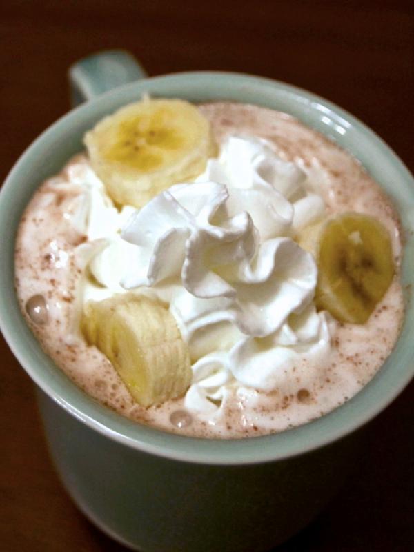 Banana Nutella Hot Chocolate: Setengah buah pisang bisa jadi pemanis di atasnya. Lalu siram dengan Nutella. Hmmm yummy! (Via: spoonuniversity.com)