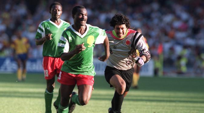 Striker asal Kamerun, Roger Milla bisa dikatakan merupakan salah satu pesepak bola terbaik asal benua Afrika. Mantan pemain klub asal Indonesia, Pelita Jaya itu baru pensiun saat berusia 42 tahun. (AFP Photo)