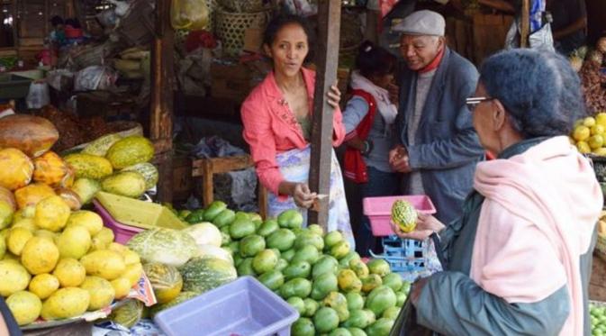 Misteri Berhentinya Tumbuh Kembang Anak-anak Madagaskar. Pasar yang ramai dan limpah ruah makanan. (BBC)