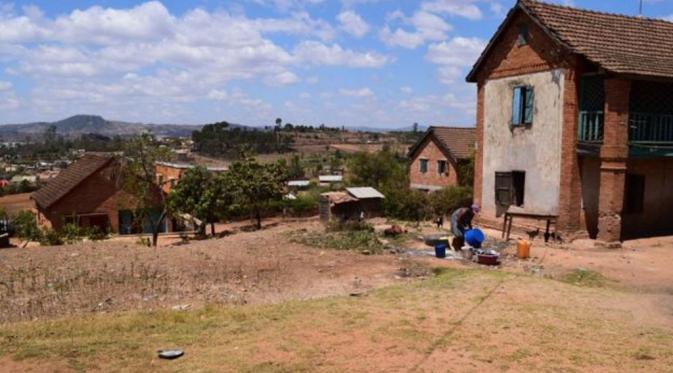 Misteri Berhentinya Tumbuh Kembang Anak-anak Madagaskar. Kebanyakan punya lahan namun tak bisa mengelola karena sumber dana dan waktu. (BBC)