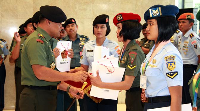 Atlet TNI yang meraih 1 Medali Perak yaitu Serda (Kowad) Dessy Alvionita di cabang olahraga Parachuting 