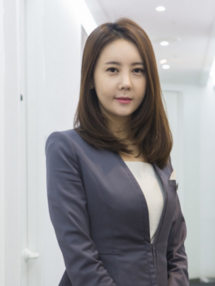 Manajer Konsultasi di Gyalumhan Plastic Surgery, Gangnam, Seoul, Korea Selatan. (Foto: Ji Yeo via Washington Post)
