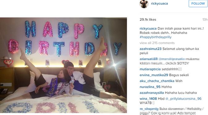 Ricky Cuaca dan Prilly Latuconsina berpose di ranjang hotel. (foto: instagram.com/rickycuaca)