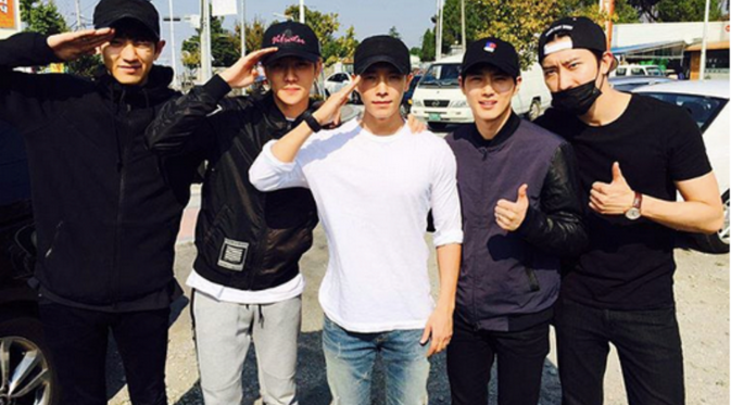 Chanyeol dan Sehun `EXO, serta Leeteuk dan Zhoumi--mengantar kepergian Dongae untuk menjadi tentara aktif [foto: Naver]