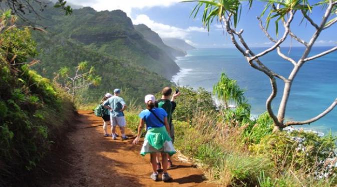 Mendaki di Kau Nai, Hawaii (sumber foto. kauainaturetours.com)