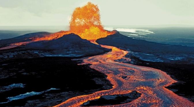 Uji adrenalin merasakan sensasi melihat lahar gunung api dari dekat di Taman Nasional Vulkanik Hawaii
