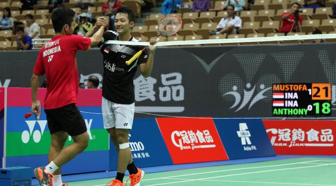 Tunggal putra Indonesia Ihsan Maulana Mustofa mengalahkan rekan senegaranya, Anthony Sinisuka Ginting, di perempat final Chinese Taipei Open Grand Prix 2015, Jumat (16/10/2015). (Liputan6.com/Humas PP PBSI)