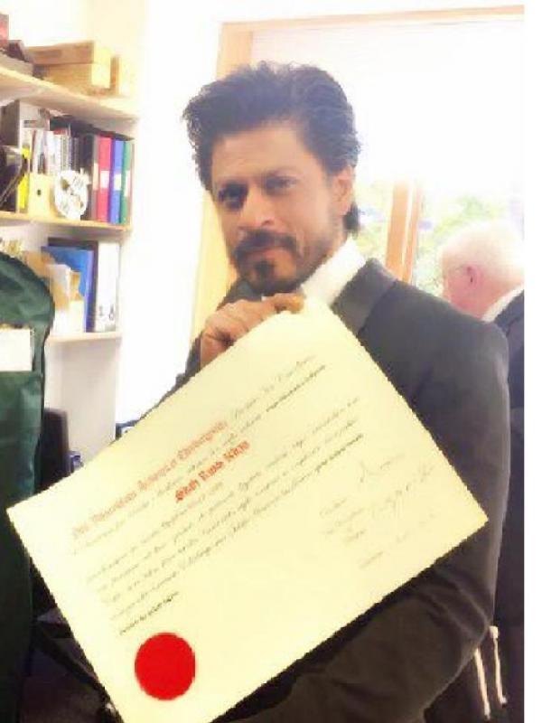 Shah Rukh Khan memperoleh gelar Doktor Honoris Causa dari Universitas Edinburgh, Inggris [foto: twitter/iamsrk]