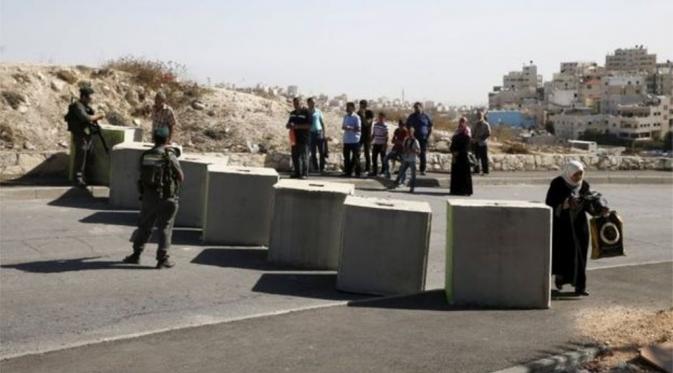 Makam Suci Umat Yahudi di Tepi Barat Dibakar Sekelompok Perusuh. Blokade jalan oleh tentara Israel di Yerusalem Timur (Reuters)