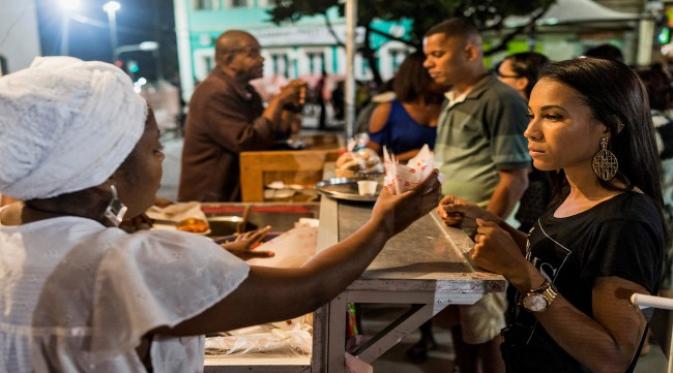 Kulineran di depan Santana Plaza sambil menikmati Acarajé (Sumber. NewYorkTimes)
