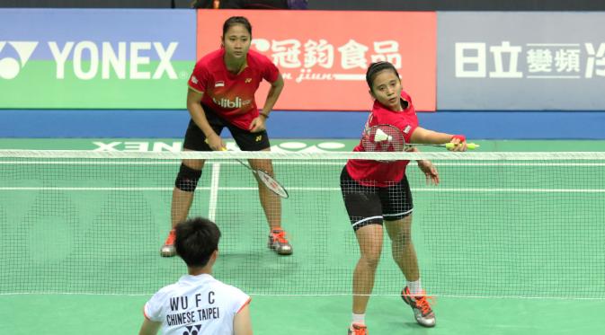 Ganda campuran Indonesia Anggia Shitta Awanda/Ni Ketut Mahadewi Istarani menyingkirkan wakil tuan rumah, Chiang Kai Hsin/Wu Fang Chien, di perempat final Chinese Taipei Open Grand Prix 2015, Jumat (16/10/2015). (Liputan6.com/Humas PP PBSI)