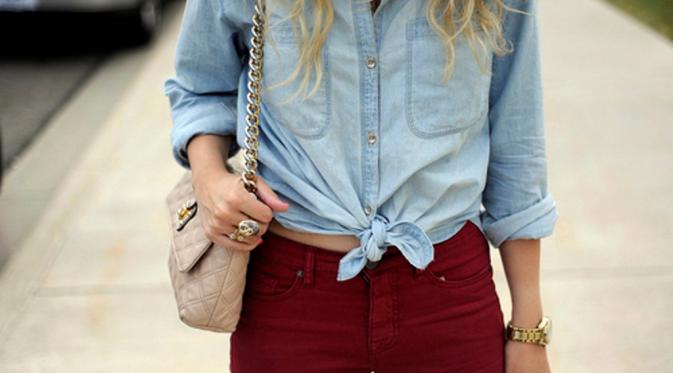 Kemeja denim diikat + Celana dengan warna mencolok. (Via: tumblr.com)