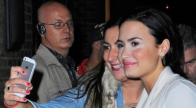 Demi Lovato seolah tak sadar dengan penampilannya yang terlihat berantakan. (foto: eonline)