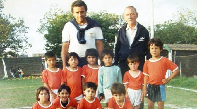 Lionel Messi (berdiri-kedua dari kanan) saat bermain untuk klub lokal, Grandoli. (ESPN)