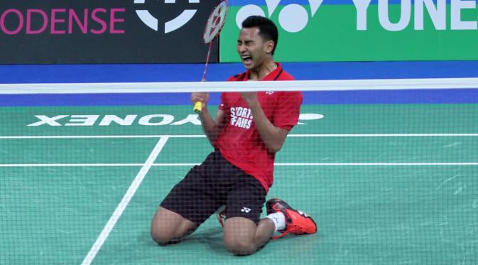 Tunggal putra Indonesia Tommy Sugiarto menghadapi wakil Taiwan Chou Tien Chen di semifinal Denmark Open Super Series Premier 2015, Sabtu (17/10/2015). (Liputan6.com/Humas PP PBSI)