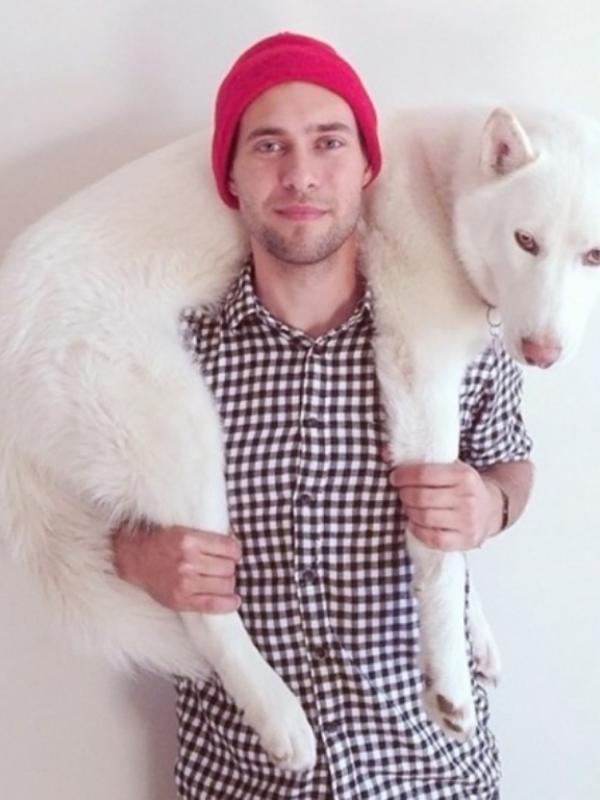 John Stortz, seorang fotografer mengambil anjing putih ini dari penampungan. Sejak itu, si anjing banyak menginspirasi John untuk memotret. (Via: instagram.com/johnstortz)