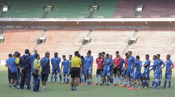 Para punggawa Persib berlatih jelang laga final Piala Presiden 2015 menghadapi Sriwijaya FC di Stadion Utama Gelora Bung Karno, Jakarta, Sabtu (17/10/2015). (Bola.com/Vitalis Yogi Trisna)