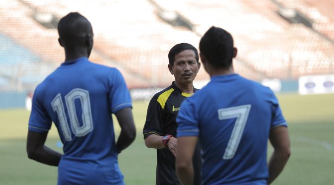 Pelatih Persib, Djadjang Nurdjaman memberikan arahan kepada anak asuhnya saat latihan jelang laga final Piala Presiden 2015 menghadapi Sriwijaya FC di Stadion Utama Gelora Bung Karno, Jakarta, Sabtu (17/10/2015). (Bola.com/Vitalis Yogi Trisna)