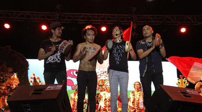 Aksi Slank dalam konser Reog N Roll di Makassar. [Foto: Slank.com]