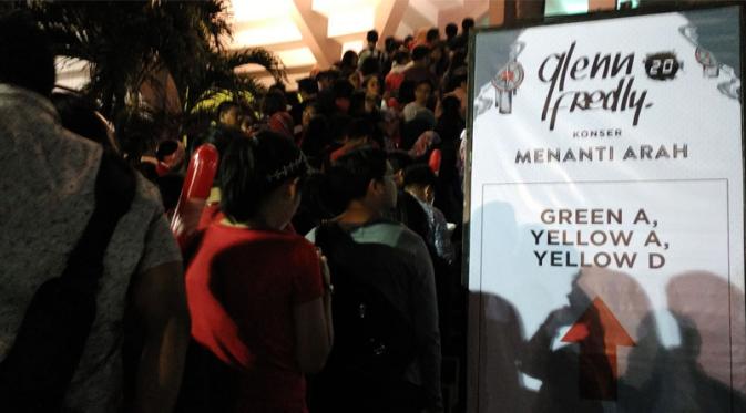 Para penonton berbondong-bondong memasuki Gedung Istorya Senayan, Jakarta, Sabtu (17/10/2015) untuk menyaksikan Konser Glenn Fredly. [Foto: Faisal R. Syam/Liputan6.com]