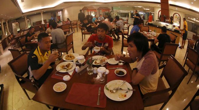 Para pemain Sriwijaya FC saat menikmati makan malam di Hotel Bidakara, Jakarta, Sabtu (17/10/2015). (Bola.com/Kevin Setiawan)