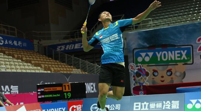 Sony Dwi Kuncoro memenangi 'perang saudara' atas Simon Santoso untuk lolos ke final Chinese Taipei Open Grand Prix 2015. (Liputan6.com/Humas PP PBSI)