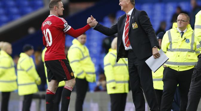 Louis van Gaal menyalami Wayne Rooney yang berhasil mencetak gol ke gawang Everton. (Reuters / Carl Recine)