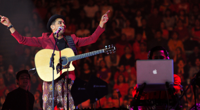 Kemeriahaan konser Glenn Fredly di Istora Senayan, Jakarta, Sabtu (17/10/2015) (Liputan6.com/Fasial R. Syam)